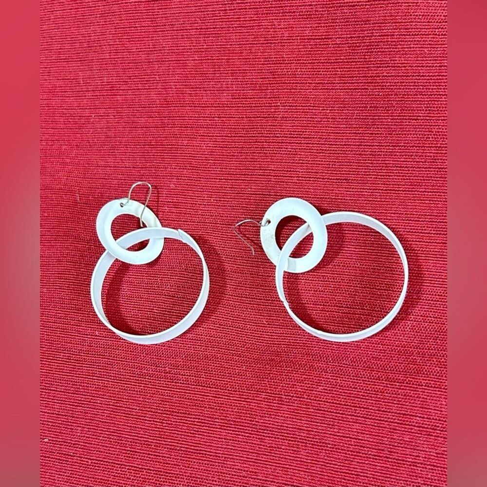 Double Hoop White Metal Earrings Retro 70’s 80’s Disco Chunky GUC Matte Party